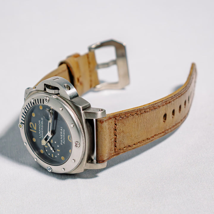Vague Brown Strap